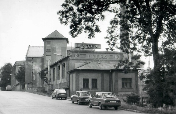 VÝROBA PŘIKRÝVEK PO ROCE 1945     VE VRATISLAVICÍCH A V ROCHLICI