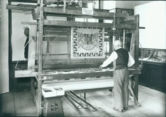 TKANÍ PREZIDENTSKÉ VLAJKY NA RUČNÍM TKALCOVSKÉM STAVU